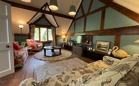 Stylish 2-Bed Cottage With Secure Parking