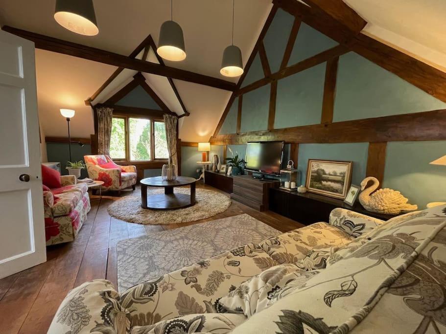 Stylish 2-Bed Cottage With Secure Parking Winforton Exterior photo