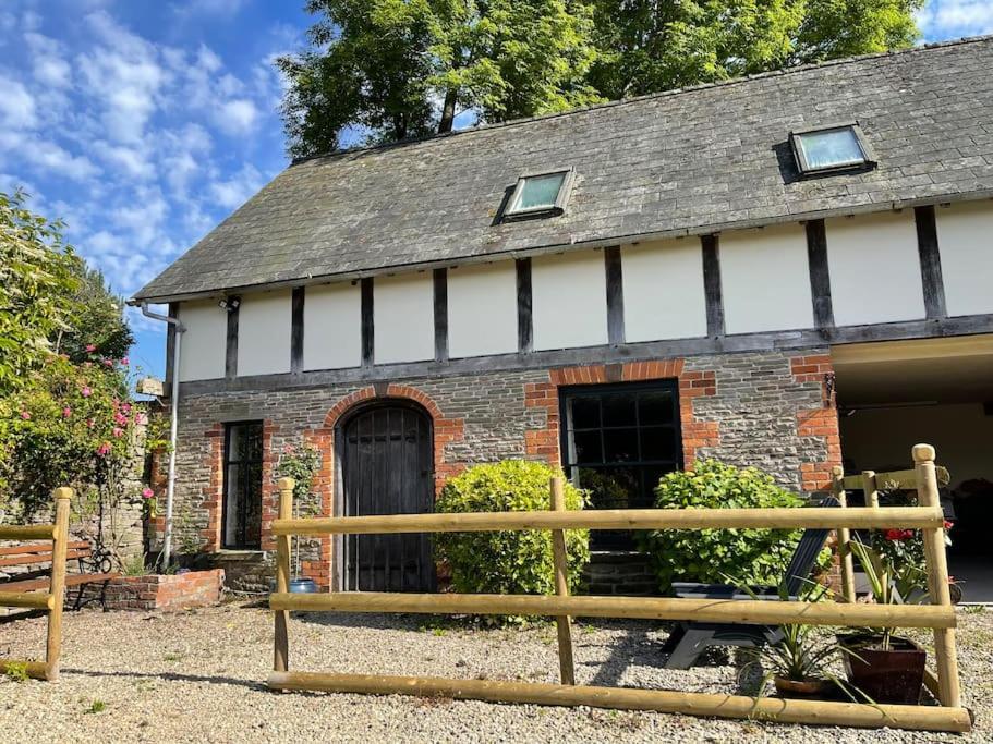 Stylish 2-Bed Cottage With Secure Parking Winforton Exterior photo