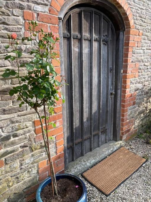 Stylish 2-Bed Cottage With Secure Parking Winforton Exterior photo