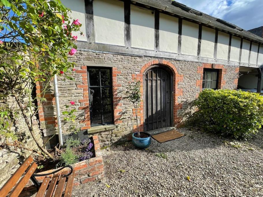 Stylish 2-Bed Cottage With Secure Parking Winforton Exterior photo