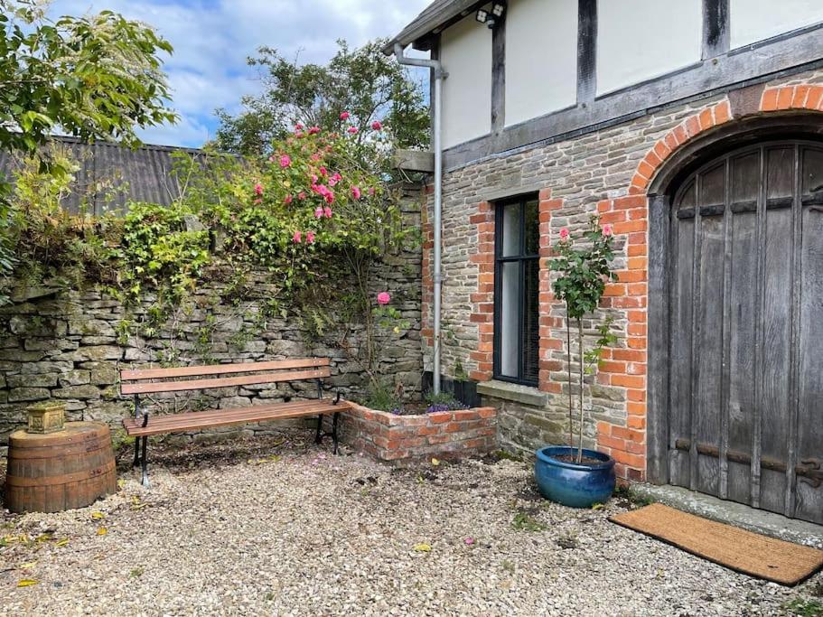 Stylish 2-Bed Cottage With Secure Parking Winforton Exterior photo
