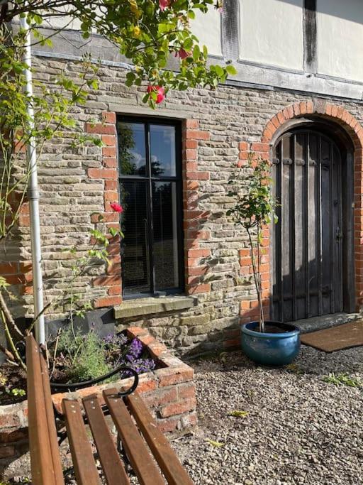 Stylish 2-Bed Cottage With Secure Parking Winforton Exterior photo