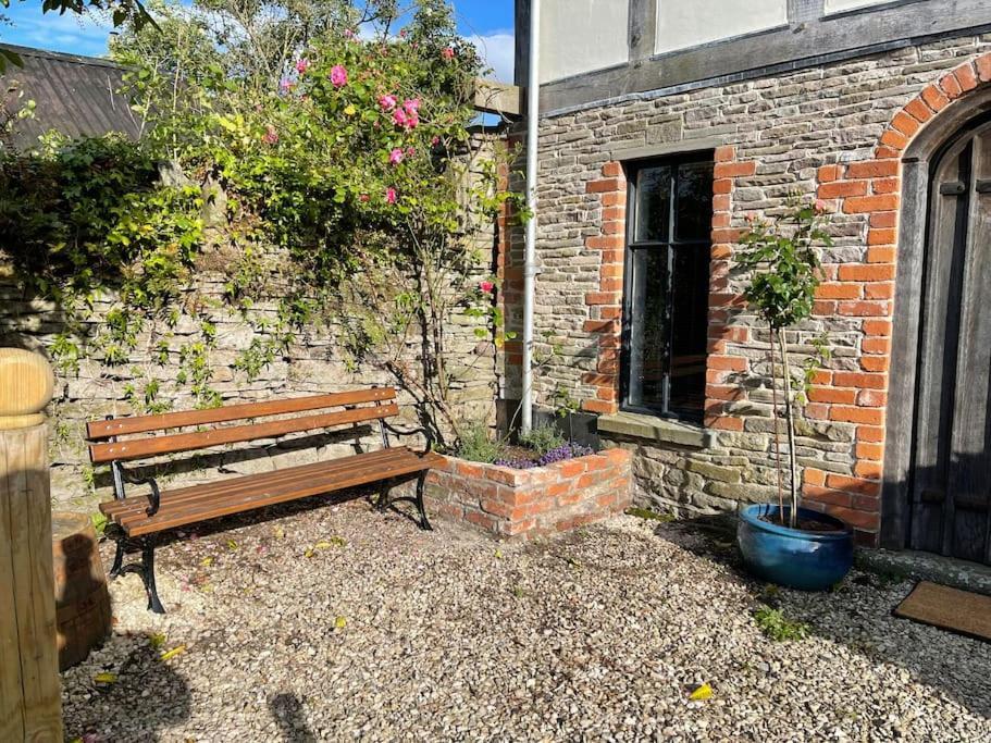 Stylish 2-Bed Cottage With Secure Parking Winforton Exterior photo