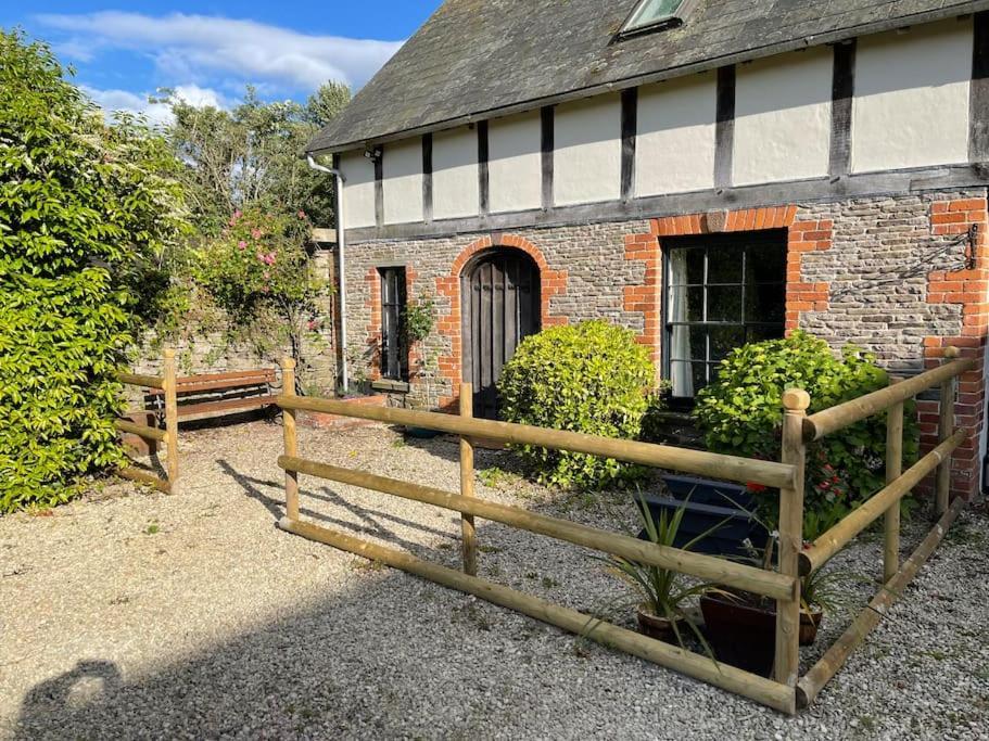 Stylish 2-Bed Cottage With Secure Parking Winforton Exterior photo